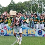 　サッカー男子で優勝し、喜ぶ静岡学園イレブン＝Ｊヴィレッジ