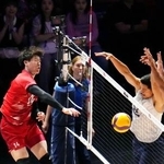 　日本-米国　第３セット、スパイクをブロックされる石川＝寧波（共同）
