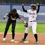 　米女子プロ野球の開幕戦で２安打を放ったハイツの米谷（右）＝スプリングフィールド（ＡＰ＝共同）