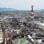 　地震で複数の煙突が折れ、犠牲者が出た日本製紙八代工場＝７月、熊本県八代市