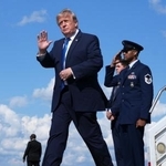 　手を振るトランプ米大統領＝７月３１日、ニュージャージー州モリスタウンの空港（ＡＰ＝共同）