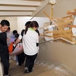 　階段を使って患者を運ぶ熊本総合病院のスタッフ＝７月３１日、熊本県八代市