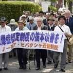 　原爆症認定訴訟の判決で大阪地裁に向かう原告ら＝２０１３年８月