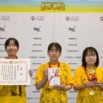 　まんが甲子園で最優秀賞に選ばれた富山県立高岡高の生徒＝２日午後、高知市