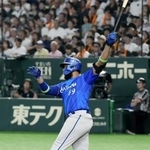 　６回ＤｅＮＡ無死一、三塁、エンカーナシオンが決勝打となる左犠飛を放つ＝東京ドーム