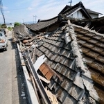 　熊本県氷川町で倒壊した家屋＝２日午後