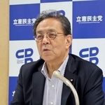 　記者団の取材に応じる立憲民主党の水岡代表＝２日午後、東京・永田町の党本部