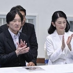 　全国高校総合体育大会の女子重量挙げを観戦される秋篠宮ご夫妻＝２日午後、滋賀県高島市