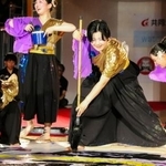 　書道パフォーマンス甲子園で２連覇を果たした茨城県の水戸葵陵高の演技＝２日午後、愛媛県四国中央市