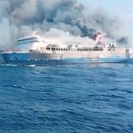 　２日、インドネシアの東ジャワ州のマドゥラ島沖で煙を上げるフェリー（国家捜索救助庁提供、ロイター＝共同）