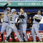 　９回、決勝本塁打を放った坂本（手前）を迎える阪神ナイン＝神宮