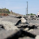 　地震の影響で地割れが起きた熊本県氷川町の道路＝２日午前
