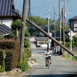 　熊本県氷川町の折れた電柱＝２日午後