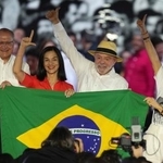 　労働者党の党大会でブラジル国旗を掲げるルラ大統領（右から２番目）＝２日、サンパウロ（ＡＰ＝共同）
