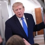 　２日、米大統領専用機内で記者団と話すトランプ大統領（ＡＰ＝共同）