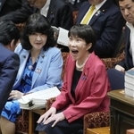 衆院予算委の集中審議に臨む高市早苗首相と片山さつき財務相＝７月２７日