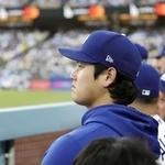 　マリナーズ戦で先発を外れ、ベンチから試合を見つめるドジャース・大谷＝７月３１日、ロサンゼルス（共同）