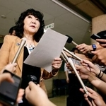 　日米両政府が協調して円買いの為替市場介入を実施したことについて、取材に応じる片山財務相＝３日午前、財務省