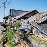 　熊本県氷川町で倒壊した家屋＝２日午後