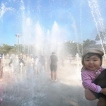 　韓国南東部・慶尚南道梁山で水遊びする子どもたち＝２日（聯合＝共同）