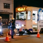 　女性と衝突した函館市電の車両＝２日深夜、北海道函館市