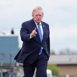 　米大統領専用機に向けて歩くトランプ大統領＝２日、ニュージャージー州モリスタウンの空港（ＡＰ＝共同）