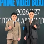 　ボクシングの世界戦に向け、ポーズをとる坪井智也（左）と西田凌佑＝３日、東京都内
