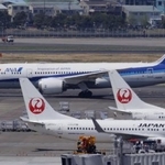 　全日空（奥）と日航の航空機＝４月、羽田空港