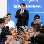 　自民党の税制調査会と社会保障制度調査会の合同会議であいさつする小野寺五典税調会長（中央）＝３日午後、東京・永田町の党本部