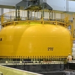 　中国電力島根原発２号機の原子炉格納容器の上ぶたを取り付ける作業＝３日午後、松江市（代表撮影）