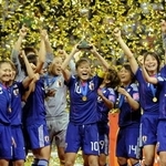 　サッカー女子Ｗ杯で初優勝し、トロフィーを掲げて喜ぶ澤穂希さん（中央）ら日本代表＝２０１１年７月、フランクフルト（共同）