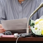 　大阪地検特捜部でのパワハラを訴える元検事の男性から手記を託され、記者会見する女性＝３日午後、東京・霞が関の司法記者クラブ