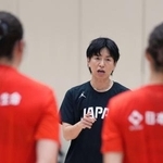 　強化合宿で指導する大神監督＝３日、東京都北区の味の素ナショナルトレーニングセンター