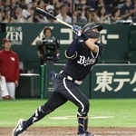 　９回オリックス１死一、二塁、来田が右中間にサヨナラ３ランを放つ＝東京ドーム