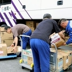 　台湾南部の高雄市から提供された支援物資の荷降ろし作業＝３日、熊本県八代市