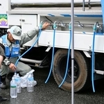 　熊本県八代市の避難所での給水作業＝４日午前