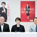 　自民党役員会に臨む（左から）鈴木幹事長、高市首相、麻生副総裁＝４日午前、東京・永田町の党本部