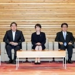 　閣議に臨む高市首相（中央）ら＝４日午前、首相官邸