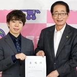 　「キラリ☆あげおＰＲ大使」の委嘱状を手に写真に納まるフィギュアスケートの佐藤駿選手（左）と畠山稔市長＝４日午前、埼玉県上尾市役所