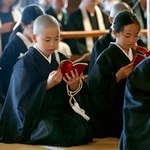　京都・東本願寺で、僧侶になるための儀式「得度式」に臨む子どもたち＝４日午前
