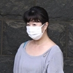 　千葉県警柏署を出る古川美由紀容疑者＝７月１５日