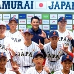 　野球のＵ-１２日本代表の桑田監督（奥右から２人目）らを激励に訪れた日本代表の井口新監督（同３人目）＝４日、横浜市内