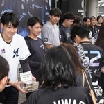 　試合前、熊本地震の被災地支援として募金活動を行う広池（左端）らロッテナイン＝４日、ＺＯＺＯマリン