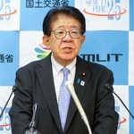 　記者会見する金子国交相＝４日、国交省