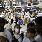 　気温４０度に迫る猛暑日となった京都市内を歩く人たち＝７月２３日