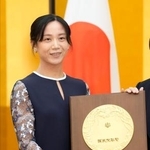　国民栄誉賞表彰式で、盾を手にするスピードスケートの高木美帆さん＝４日午後、首相官邸