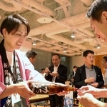 　交流イベント「出張！居酒屋上越」で新潟県上越市の地場産品を楽しむ参加者＝４日午後、東京・丸の内