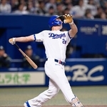 　９回中日無死、ボスラーが右越えにこの試合２本目となる同点ソロを放つ＝バンテリンドーム