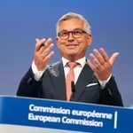 　ＥＵ本部で記者会見する内務・移住問題担当のブルンナー欧州委員＝４日、ブリュッセル（ＡＰ＝共同）