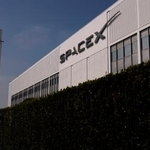 　米宇宙開発企業スペースＸの建物に表示されたロゴ＝４日、カリフォルニア州（ゲッティ＝共同）